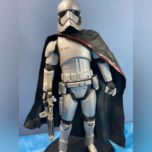 Star Wars Elite Series - Disney Store Exclusive - Die-Cast Captain Phasma 7 1/4” - Picture 13 of 14